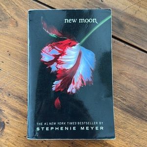 New Moon by Stephenie Meyer - Paperback Twilight Saga 2